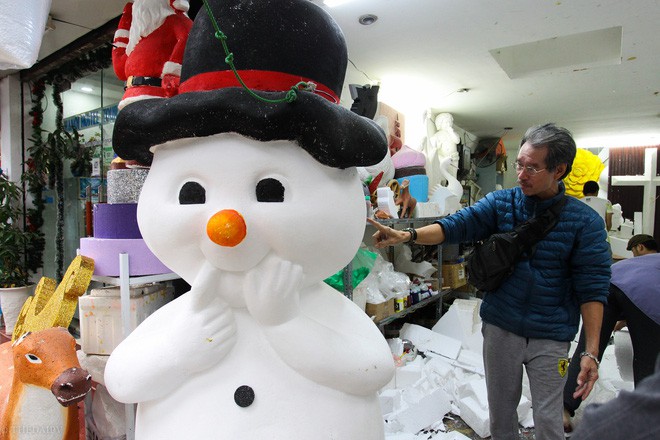 Thị trường đồ trang trí Noel: Xuất hiện nhiều món khủng với giá tiền triệu vẫn hút khách